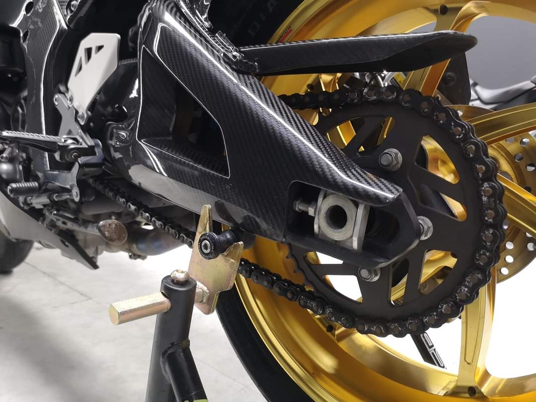 Kawasaki ZX-10R 2016+ Carbon Fiber Swingarm Covers Protectors in Carbon Fiber